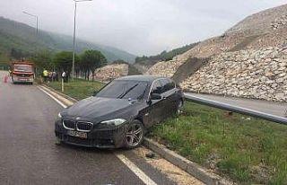 Kontrolden çıkan otomobil aydınlatma direği çarptı,...