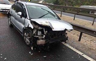 Kontrolden çıkan otomobil bariyerlere çarptı;...