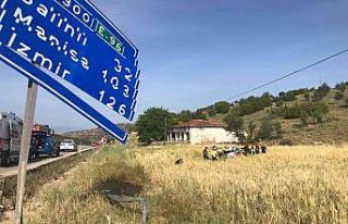 Kontrolden çıkan otomobil mesafe levhasına çarpıp...