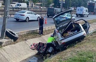 Kontrolden çıkan otomobil yol kenarındaki tahliye...