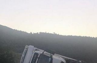 Kontrolden çıkan tır orta refüje devrildi