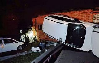 Konya’da sıfır araçları taşıyan tır devrildi