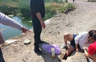 Köprüde ayağı sıkışan kadını itfaiye kurtardı