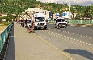 Köprüde intihar girişimini polis engelledi