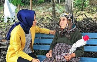 Köyde kapı kapı dolaşarak Anneler Gününü kutladılar