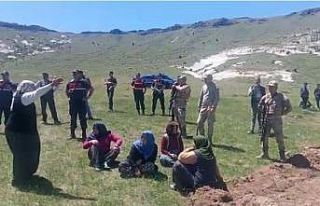 Köylüler ellerinde taş ve sopalarla sondaj çalışmasını...