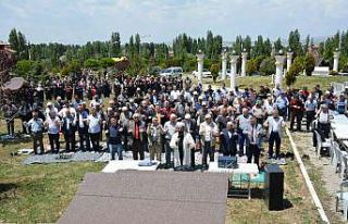 Köylüler yağmur için ellerini semaya açtı