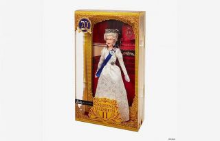 Kraliçe Elizabeth’in Barbie bebeği karaborsada...