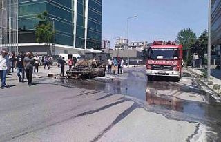 Küçükçekmece’de seyir halindeki araç alev topuna...