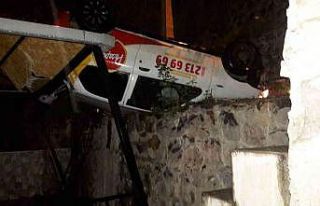 Kurye aracı kaza yaptı: 2 yaralı