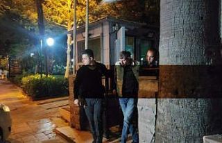 Kuşadası’nda bir mekânda güvenlik görevlisi...