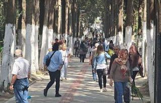 Kuşadası’nda mezarlıklar ziyaretçi akınına...