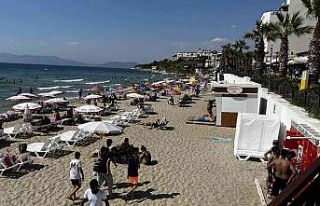 Kuşadası’nda sıcak havada plajlar doldu taştı