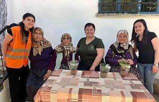 Kuyucak’ta annelere çiçekli sürpriz