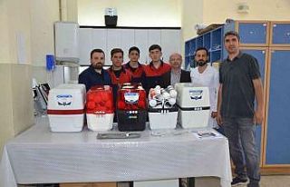 Lise öğrencileri, okulun atölyesinde su arıtma...