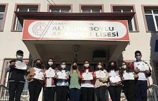 Lise öğrencileri, yaptıkları projeyle yabancı...