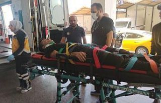 Liseli gençler otomobilin altında kalıp yaralandı