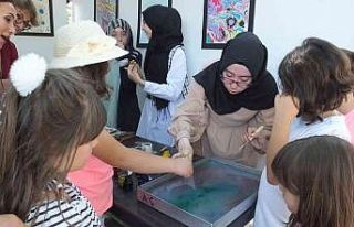 Liseli kızlar açtıkları sergide çocuklara ebru...