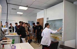 Liseli öğrenciler Düzce Üniversitesi’ni gezdi