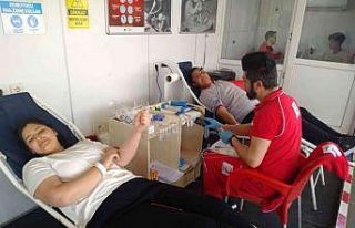 Liseli öğrencilerden Kızılay’a 100 ünite kan...