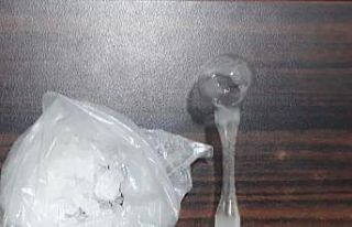 Mahalle ve çarşı bekçileri araçtan atılan uyuşturucuyu...