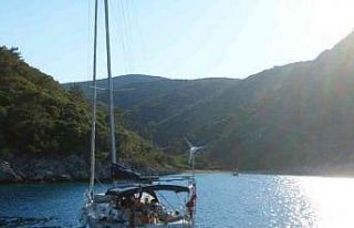 Makine arızası yapan tekne Marinaya çekildi