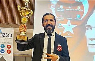 Malatyalı Kuaför Eroğlu’na başarı kupası