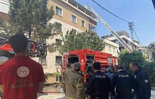 Maltepe’de 5 katlı binanın çatısı alev alev...