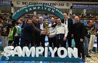 Manisa BBSK Basketbol Takımı kupasına kavuştu