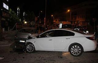 Manisa’da feci kaza: İki otomobilin çarpıştığı...