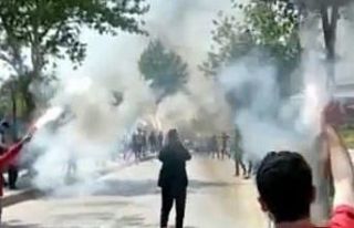 Manisa’da sis bombası taraftarın elinde patladı
