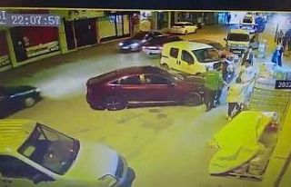 Market kapısında tekmeli yumruklu kavga kamerada