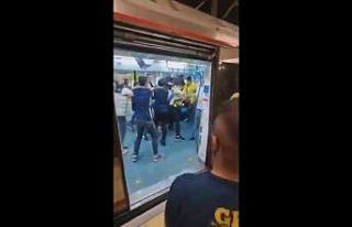 Marmaray’da Fenerbahçe ve Trabzonspor taraftarları...