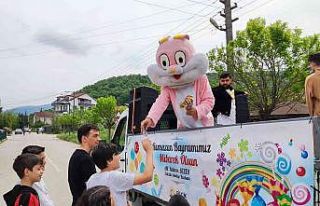 Masal kahramanları ile bayram kutlaması
