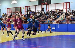 Mavi Kelebekler evinde rakip tanımıyor