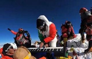 Meksikalı genç dağcı Everest Dağı’nın zirvesinde...