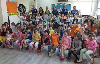 Mersin polisi öğrencileri bilgilendiriyor