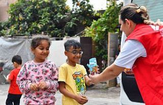 Mersin’de çocuklara şeker ve matara