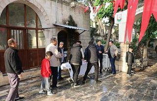 Mezarlık ziyaretine gidenlere lokum ikram edildi