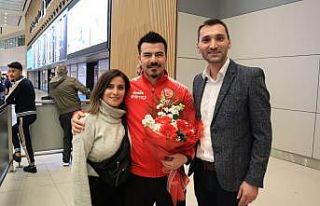 Milli Karateci Sabri Kıroğlu havaalanında karşılandı