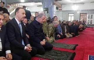 Milli Savunma Bakanı Hulusi Akar bayram namazını...