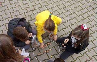 Minik öğrenciler "Adım Adım Ata’m"...