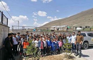 Minik öğrenciler fidanları toprakla buluşturdu
