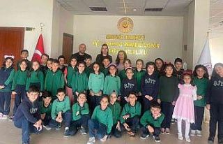 Minik öğrenciler huzurevi sakinleriyle bir araya...