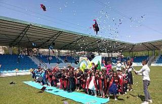 Minik öğrenciler kep atarak mezun oldu