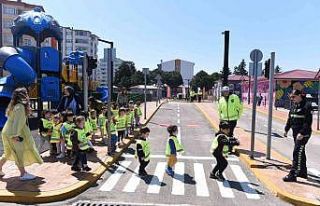 Minik öğrencilere trafik eğitimi verildi