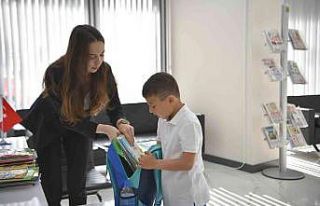 Minik Umut Kütüphaneye ilk kitap bağışını yaptı