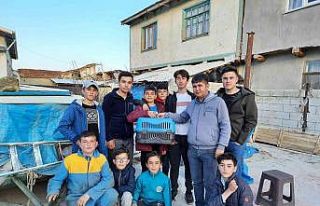 Minik yavru tilkiyi çocuklar terkedilmiş halde buldu