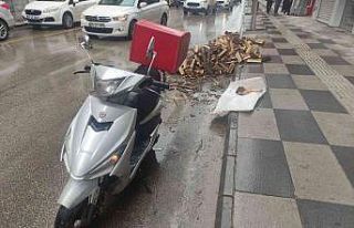 Motosiklet kayganlaşan yolda devrildi, sürücü...
