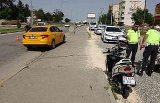 Motosiklet yol kenarında duran otomobile çarptı:...